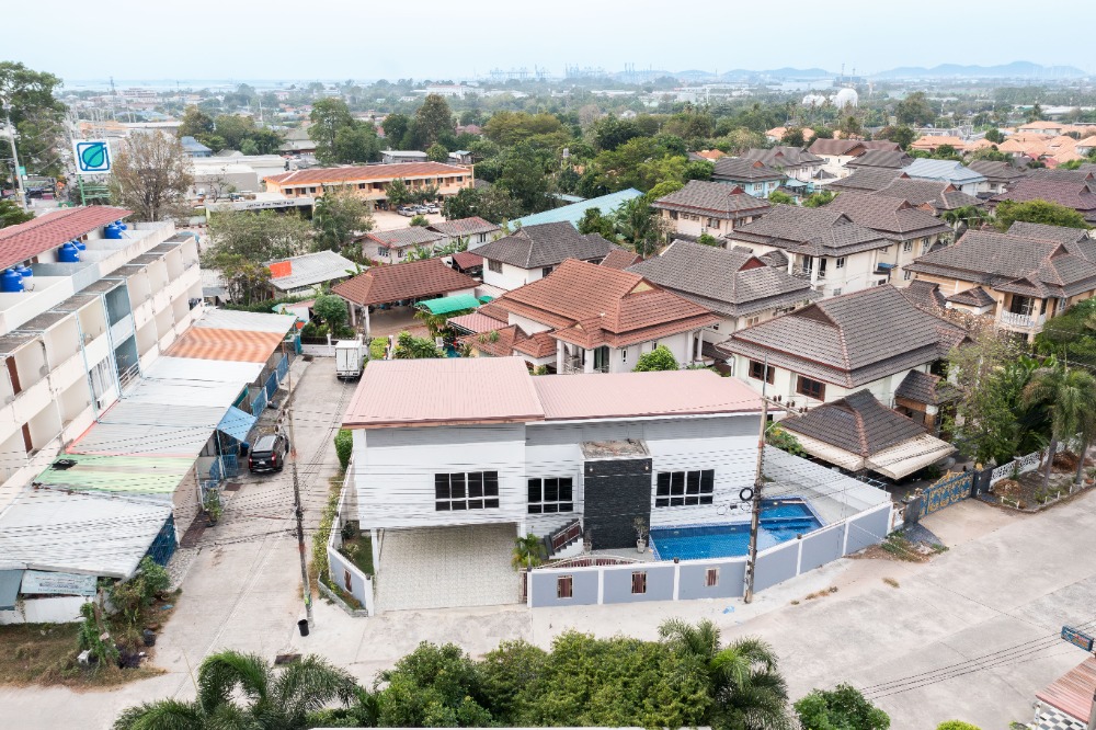 Baan Takhian Tia Single house with swimming pool Decorated and ready to move in Promotional price 9.9 million baht, reduced from 12 million baht.