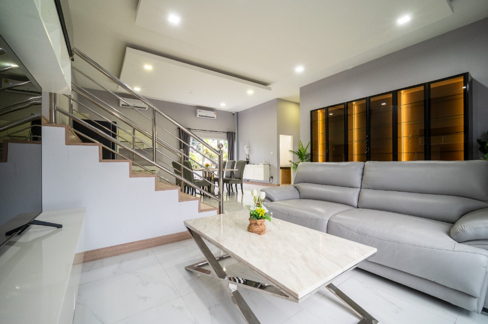 Baan Takhian Tia Single house with swimming pool Decorated and ready to move in Promotional price 9.9 million baht, reduced from 12 million baht.