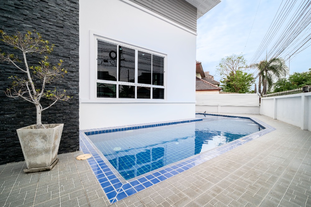 Baan Takhian Tia Single house with swimming pool Decorated and ready to move in Promotional price 9.9 million baht, reduced from 12 million baht.