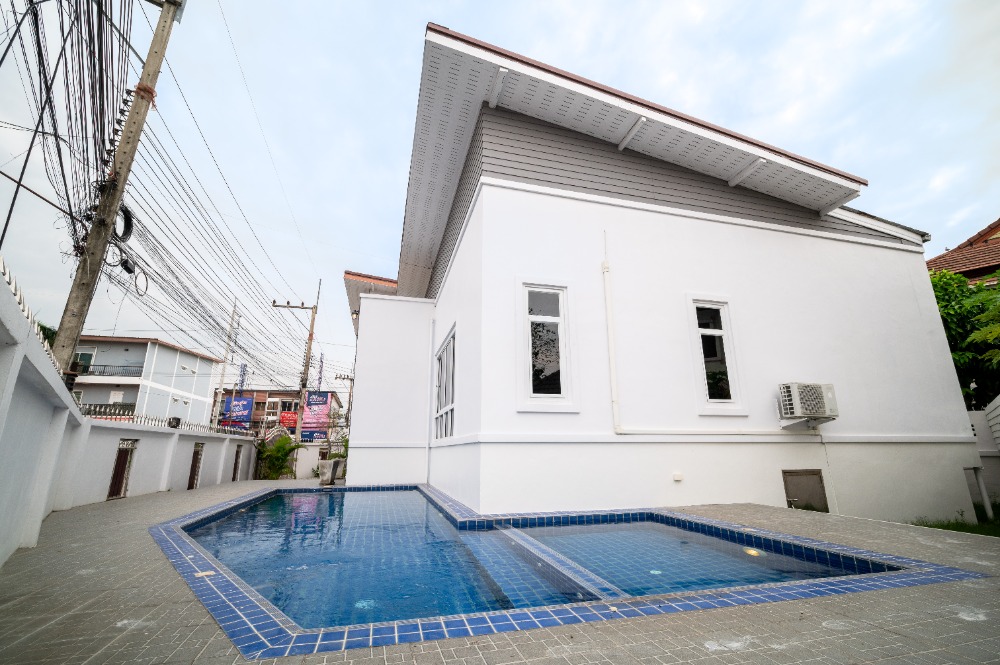 Baan Takhian Tia Single house with swimming pool Decorated and ready to move in Promotional price 9.9 million baht, reduced from 12 million baht.