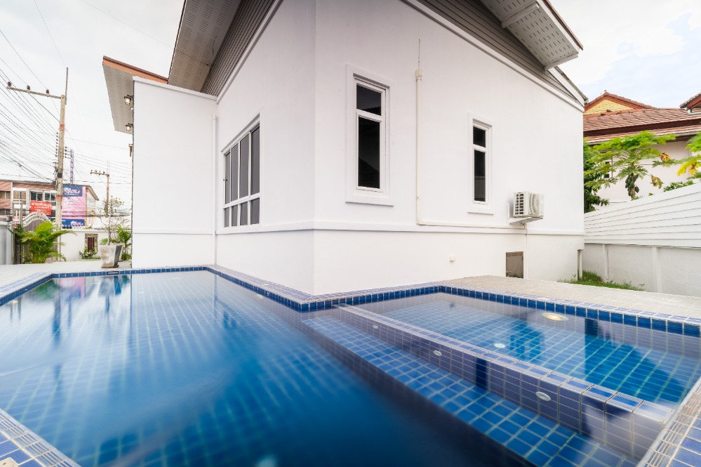 Baan Takhian Tia Single house with swimming pool Decorated and ready to move in Promotional price 9.9 million baht, reduced from 12 million baht.