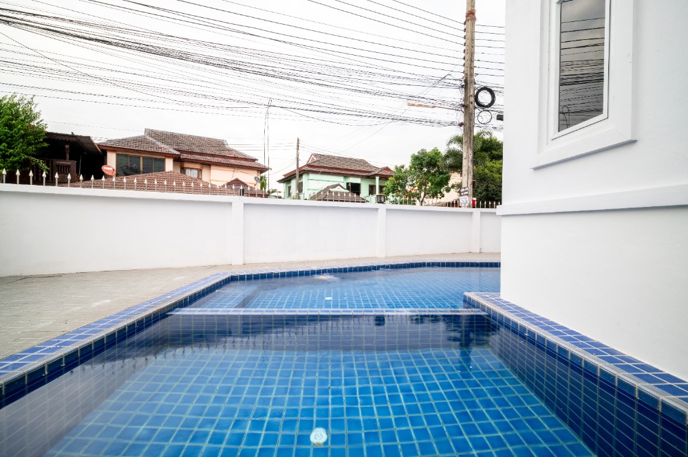 Baan Takhian Tia Single house with swimming pool Decorated and ready to move in Promotional price 9.9 million baht, reduced from 12 million baht.