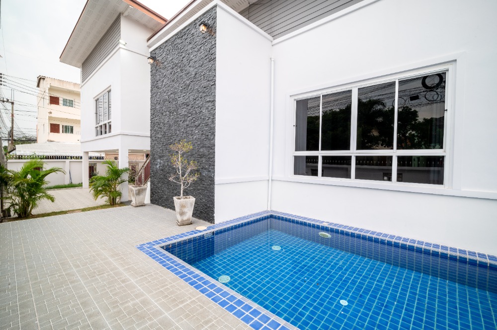 Baan Takhian Tia Single house with swimming pool Decorated and ready to move in Promotional price 9.9 million baht, reduced from 12 million baht.