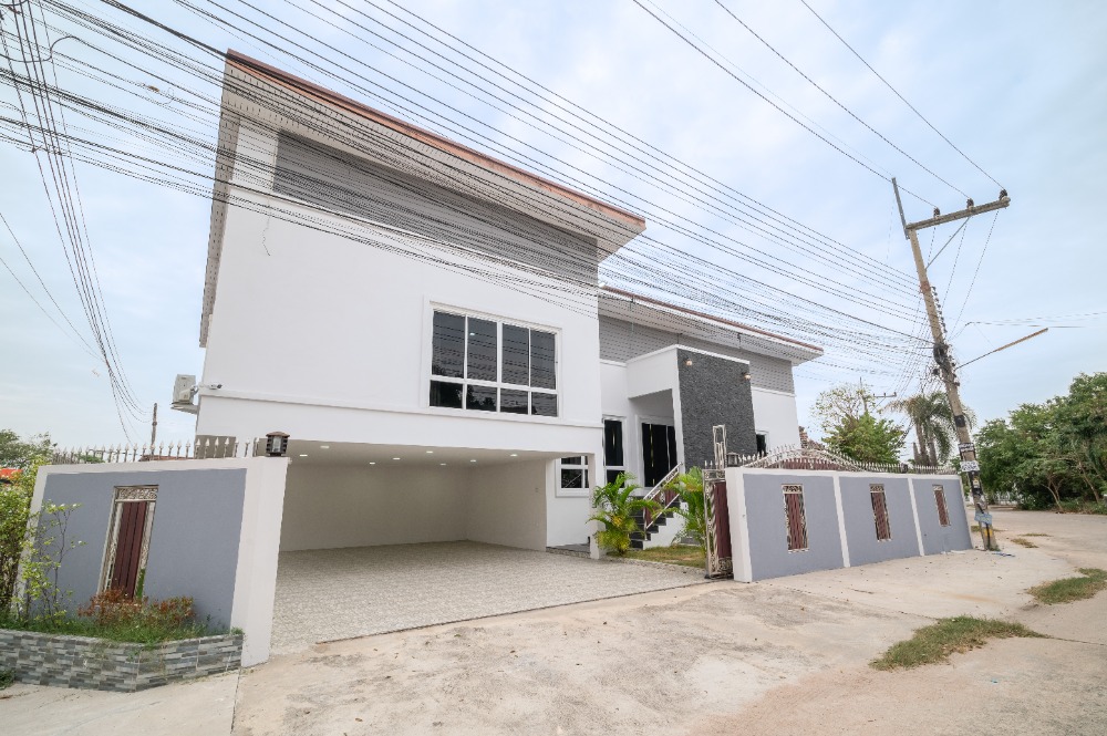 Baan Takhian Tia Single house with swimming pool Decorated and ready to move in Promotional price 9.9 million baht, reduced from 12 million baht.