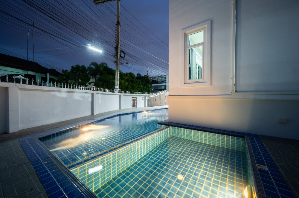 Baan Takhian Tia Single house with swimming pool Decorated and ready to move in Promotional price 9.9 million baht, reduced from 12 million baht.