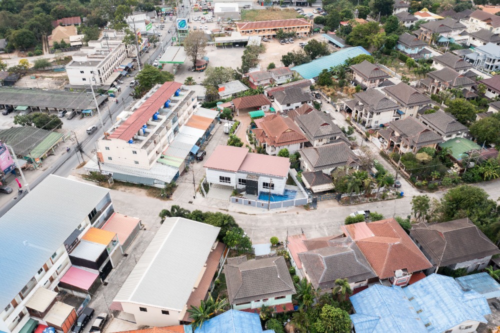 Baan Takhian Tia Single house with swimming pool Decorated and ready to move in Promotional price 9.9 million baht, reduced from 12 million baht.